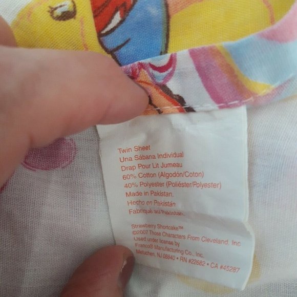VTG STRAWBERRY SHORTCAKE Twin Flat Sheet Cutter craft Fabric USA girls pink 2007 - Picture 6 of 6